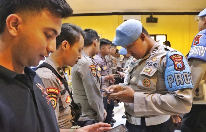 Antisipasi Pelanggaran Judi Online, Propam Polres Situbondo Sidak HP Anggota