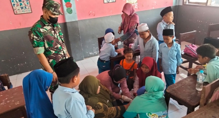 Puluhan Siswa di Kecamatan Asembagus Diimunisasi