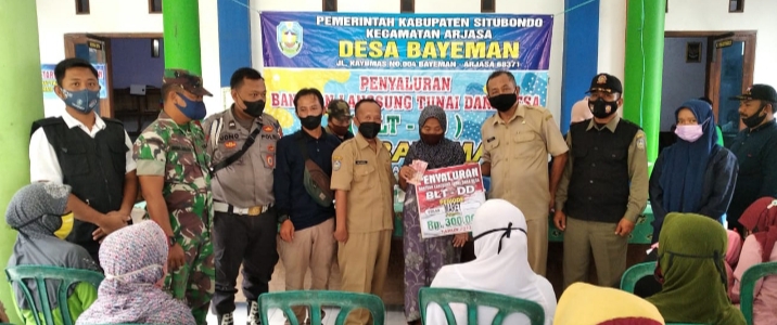 Puluhan Warga Desa Bayeman Terima BLT DD Tahap 3 Bulan Maret 2022