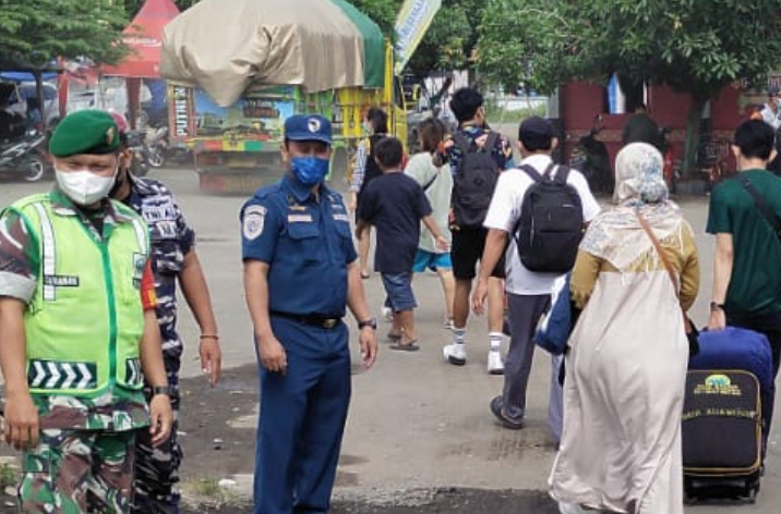 Ratusan Penumpang KMP Tunu Pratama Jaya Asal Pelabuhan Lembar Tiba di Pelabuhan Jangkar