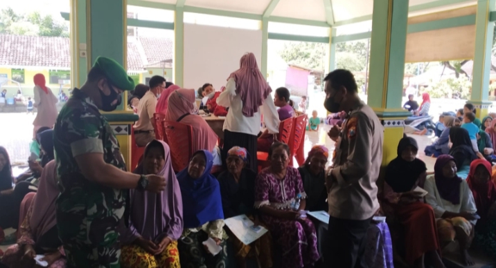 Ratusan Warga Desa Gebangan Terima Bantuan Pangan Covid-19 dan Dampak Inflasi Tahun Anggaran 2022