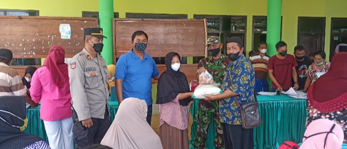 Ratusan Warga Desa Kalibagor Situbondo Terima Bantuan Pangan Non Tunai