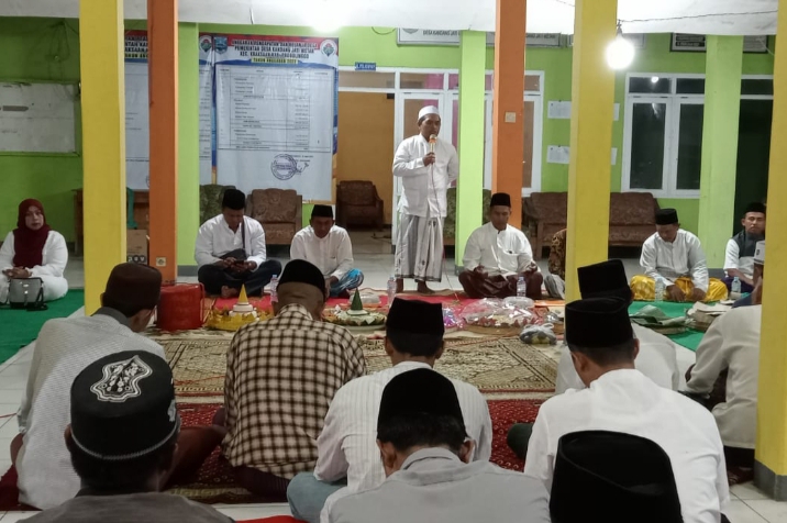 Ratusan Warga Desa Kandang Jati Wetan Kraksaan Gelar Tasyakuran di Balai Desa