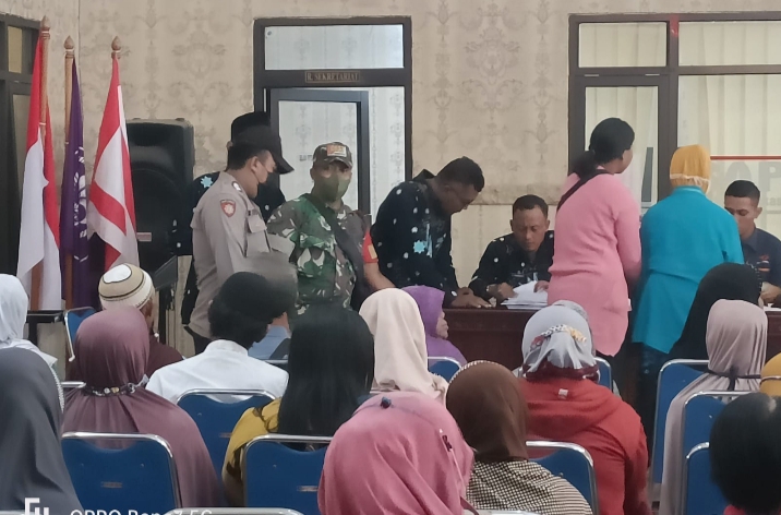 Ratusan Warga Desa Sumber Kolak Terima BLT BBM dan Sembako