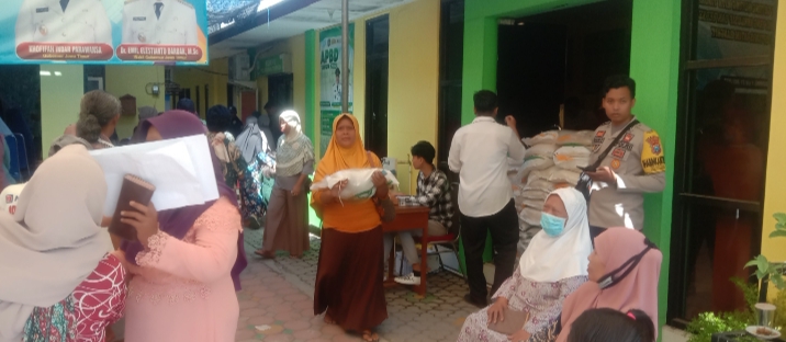 Ratusan Warga Kelurahan Patokan Terima Bantuan Beras dari Kementerian Sosial