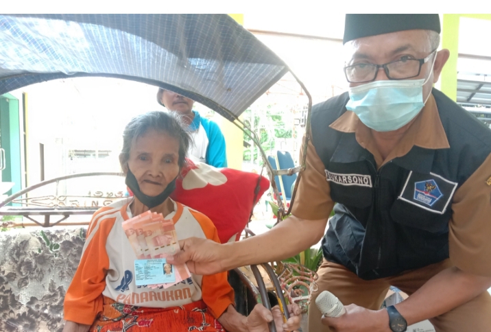 Ratusan Warga Kelurahan Patokan Terima BST dan Ikut Vaksinasi