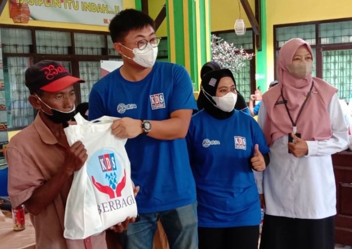 Ratusan Warga Situbondo Terima Bantuan Paket Sembako dari KDS di Kecamatan Kota