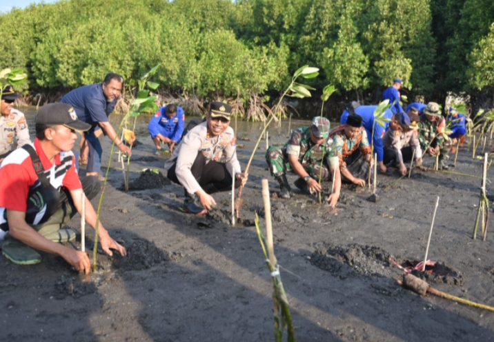 Rayakan HUT Humas Polri Ke-72, Polres Situbondo Tanam Ratusan Pohon Mangrove