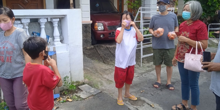 Rayakan Imlek di Tengah Pandemi dengan Kesederhanaan dan Berbagi Angpao pada Yatim dan Lansia