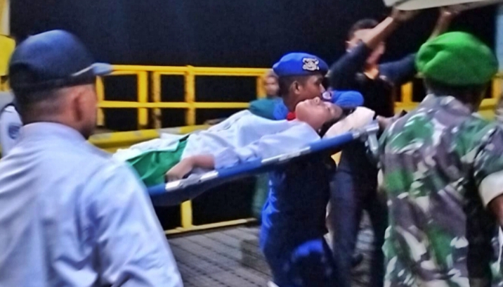 Reaksi Cepat Ketika Polisi Bantu Santri Sakit Turun dari Kapal di Pelabuhan Jangkar