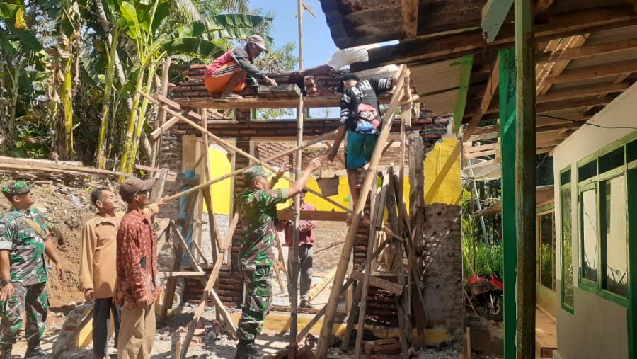 Personel Babinsa Koramil 0823-16/Sumbermalang Bersama Masyarakat Rehabiltasi Musholla 