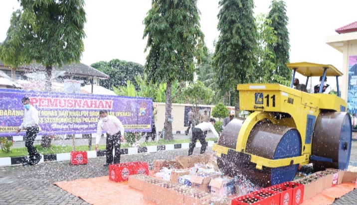 Ribuan Liter Minuman Keras dan Knalpot Bronx Dimusnahkan