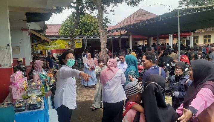 Ribuan Warga Kecamatan Kalisat Terima BLT, Dipantau Langsung oleh Camat Umar Faroek