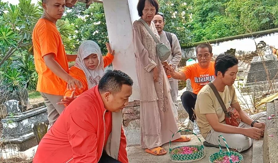 Calon Bupati Muda Rio Prayogo Nyekar ke Makam Pate Saleh, Guna Mohon Doa Restu Kepada Leluhurnya