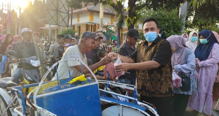 RSUD Besuki Bagi - bagi 1000 Takjil di Lampu Merah