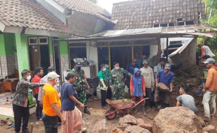 Rumah Kennil Porak-poranda Namun Istri dan Cucunya Selamat