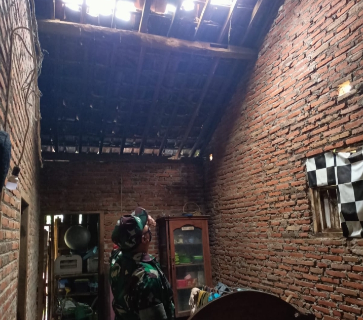 Rumah Ketua RT di Kecamatan Banyuputih Tersambar Petir