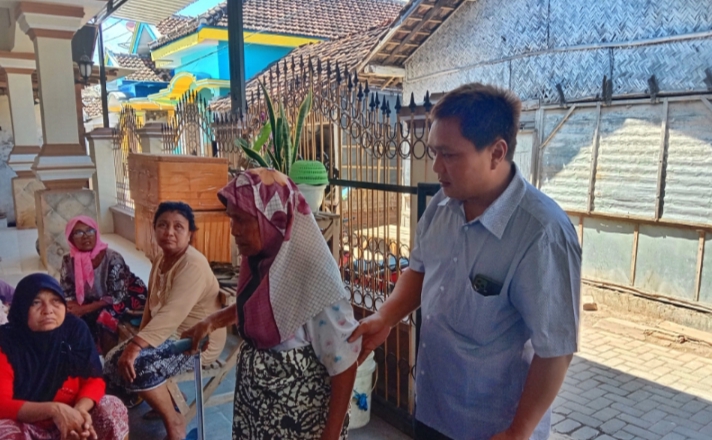 Rumah Sakit Mata Berikan Layanan Gratis Bagi Puluhan Lansia di Kecamatan Panarukan