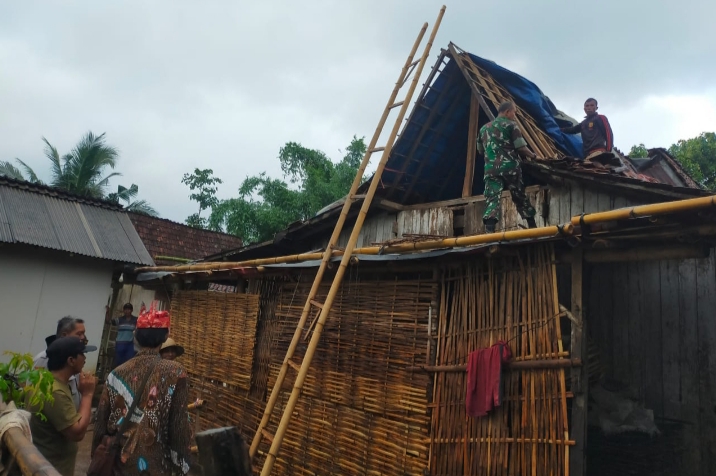 Rumah Warga Desa Semambung Tersambar Petir, Sedang Diperbaiki Oleh Danramil Jatibanteng