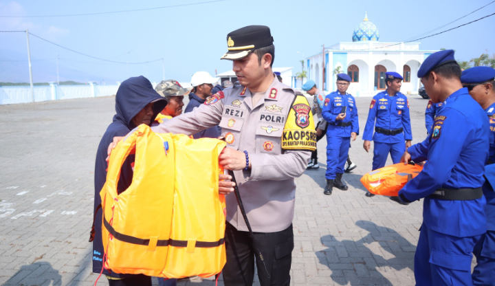 Kapolres Situbondo Beri Bantuan Sembako dan Life Jacket Saat Apel Bersama Para Nelayan