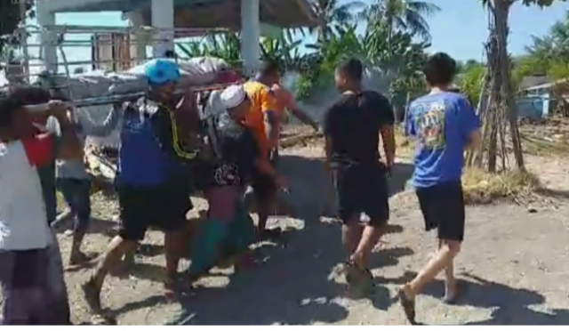 Salah Satu Jenazah Penumpang KMP Potre Koneng yang Tenggelam di Selat Dievakuasi ke Rumah Duka