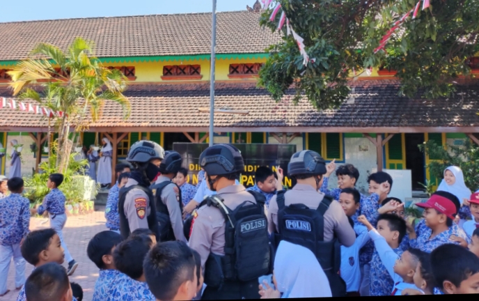 Samapta Polres Situbondo Sambangi Sekolah, Cegah Perilaku Bullying