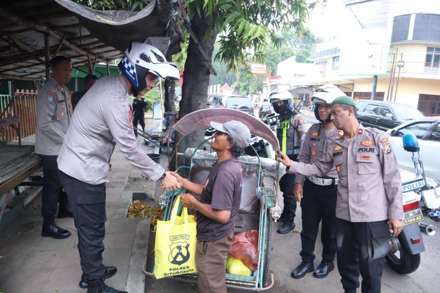 Sambil Patroli, Kapolres Situbondo Bagikan Bansos Ramadan kepada Warga Membutuhkan