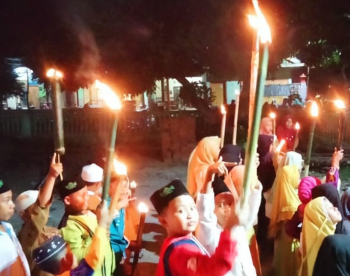 Usir Omicron, Warga Desa Curah Tatal Keliling Kampung Sambil Wiridan Shalawat Burdah Bersama Santri