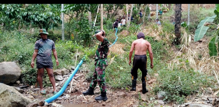 Satgas TMMD ke 114 Bangun Plengsengan di Desa Campoan