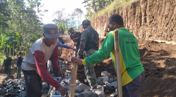Satgas TMMD Kebut Pekerjaan Tanggul Penahan Tanah dan Plengsengan di Desa Campoan