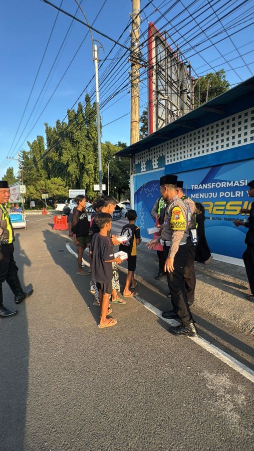 Satlantas Polres Situbondo Bagi-bagi Takjil Gratis