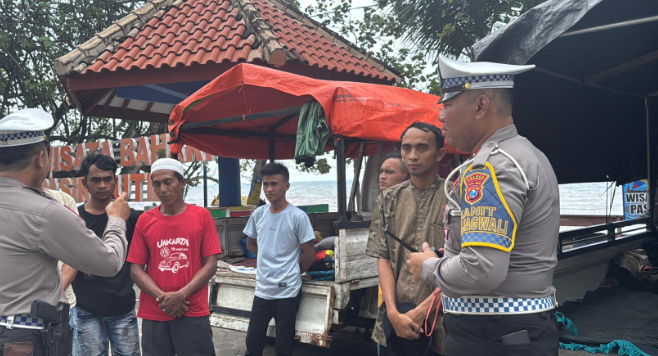 Sopir Angkutan Barang Dilarang Muat Orang, Satlantas Polres Situbondo Beri Edukasi