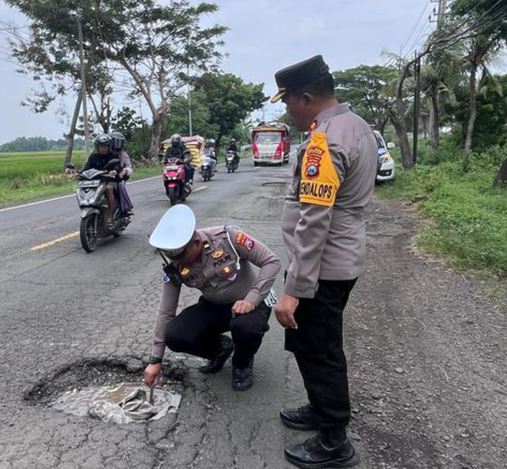 Satlantas Polres Situbondo bersama Dinas Terkait Survey Jalan Rusak