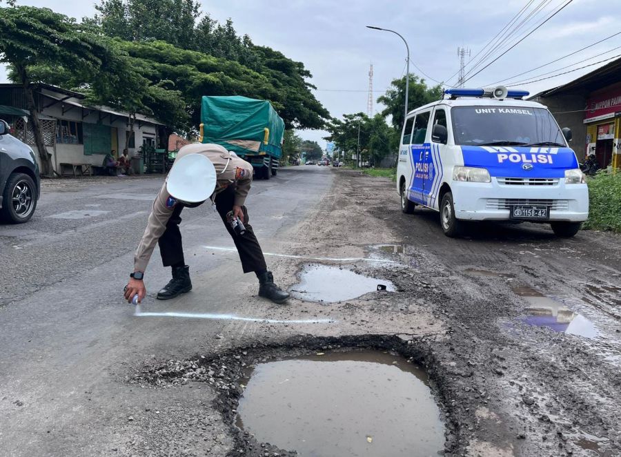 Satlantas Polres Situbondo Kawal Pengaspalan Jalan Rusak di Jalur Pantura