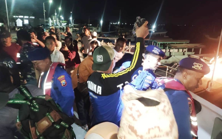 Satpolairud Polres Situbondo bersama Tim SAR Gabungan dan KSOP Panarukan Evakuasi 3 ABK
