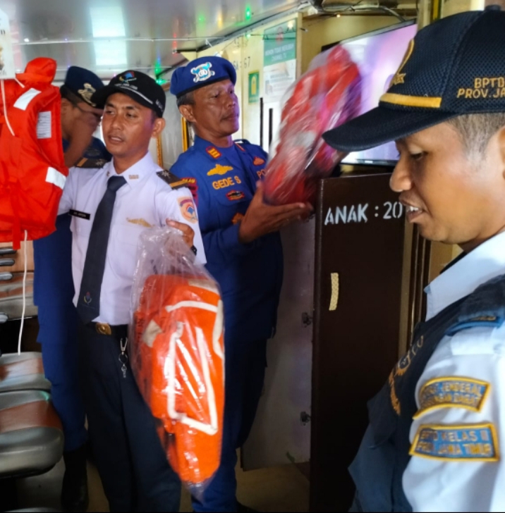 Satpolairud Polres Situbondo Cek Sarana Keselamatan Penumpang di Pelabuhan Jangkar 