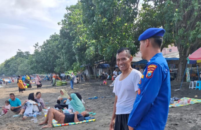 Satpolairud Polres Situbondo Edukasi Keselamatan Pengunjung Wisata Pantai Pasir Putih