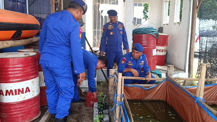 Satpolairud Polres Situbondo Tebar Ratusan Bibit Ikan dan Tanam Sayuran