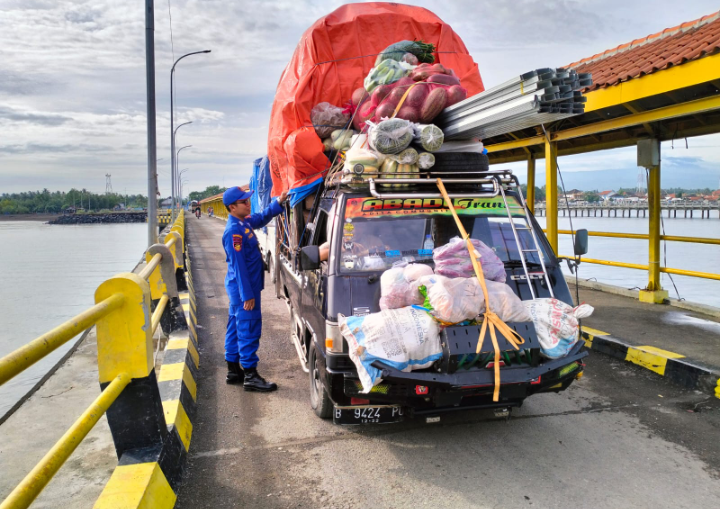 Bawa Muatan Overload di Pelabuhan Jangkar, Satpolairud Polres Situbondo Tegur Sopir 