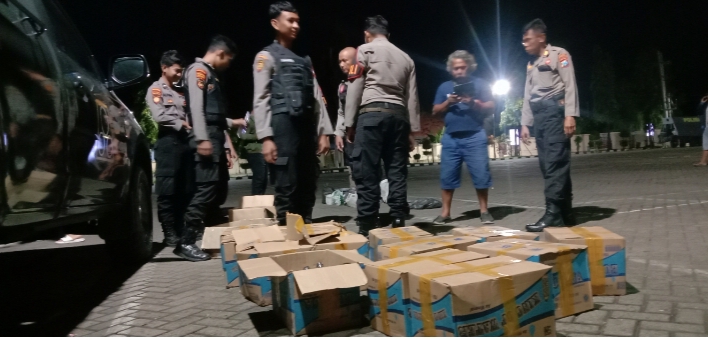 Satuan Sabhara Polresta Situbondo Amankan 13 Kardus Berisi 25 Botol Arak Bali