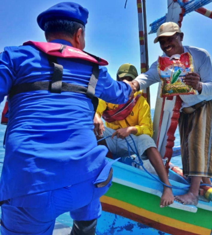 Satpolairud Polres Situbondo Bagi -bagi Bantuan Beras Kepada Para Nelayan