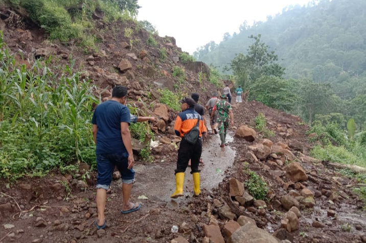 Tebing Longsor dan Dua Jalan Desa di Kecamatan Jatibamteng Terisolir Sementara