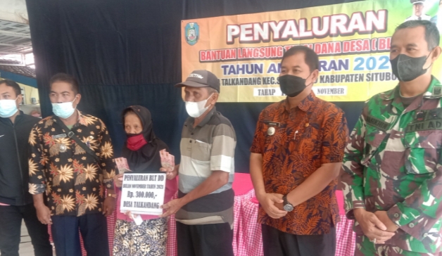 Sebanyak 135 Warga Desa Talkandang Terima BLT - DD Tahap ke 11