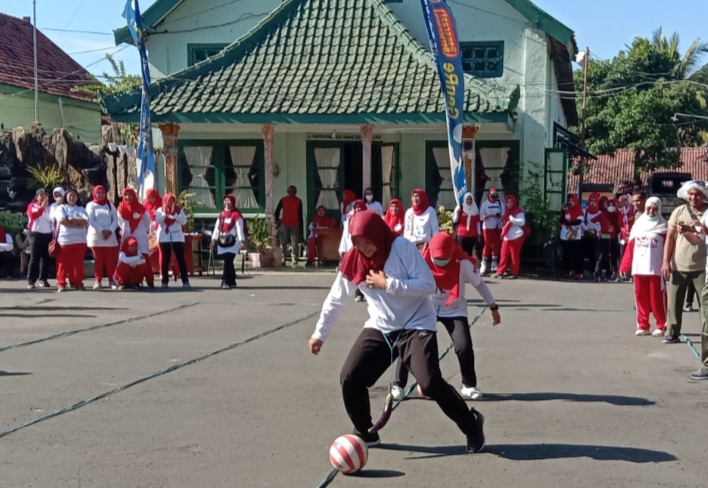 Ibu - ibu Persit Kartika Chandra Kirana KODIM 0823 Semarakkan HUT RI ke 77 Dengan Berbagai Lomba