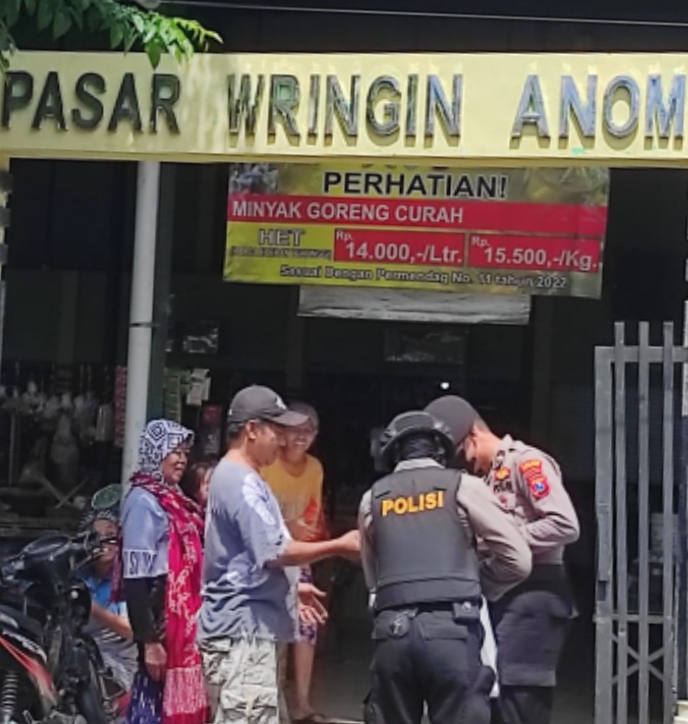 Sembari Patroli, Samapta Polres Situbondo Berbagi Nasi Bungkus Gratis