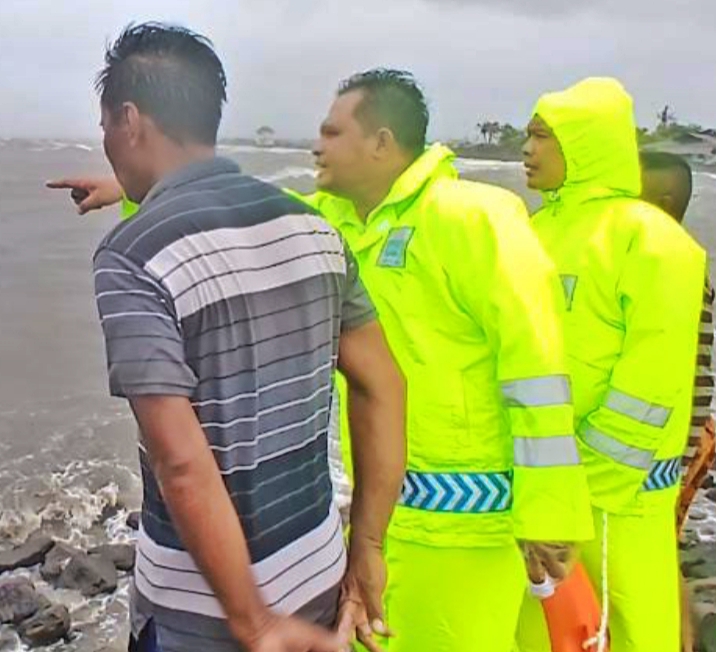 Sempat Terombang-ambing di Tengah Laut, Satpolairud Polres Situbondo Selamatkan Nelayan