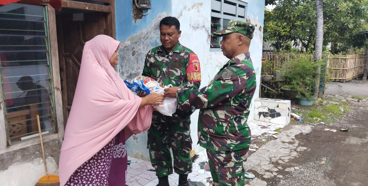Sentuhan Kepedulian, Babinsa Koramil 0823/13 Mlandingan Beri Bantuan Sembako Untuk Warganya