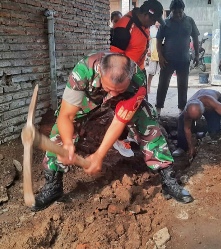 Serma Sudarmana Bersama Kepala Desa dan Masyarakat Perbaiki Gorong Gorong