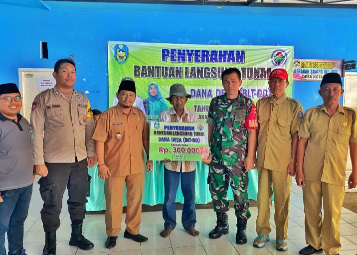 Serma Sudarmana Lakukan Pendampingan Penyaluran BLT-DD Kotakan 