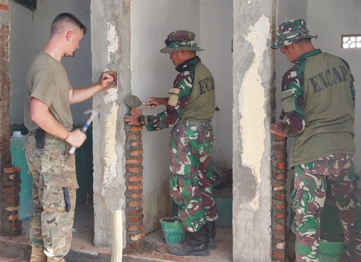 Pasukan Zeni 2 Marinir dan US ARMY Serta US Marines Renovasi Gedung SDN 2 Sumber Rejo Banyuputih